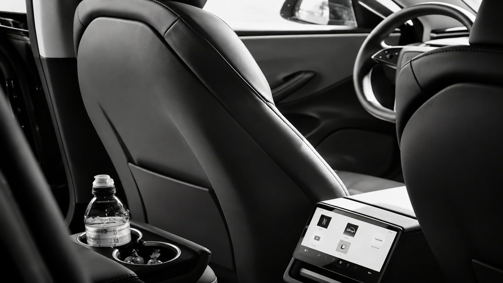 Habitacle arrière confortable de la Tesla Model 3 Highland